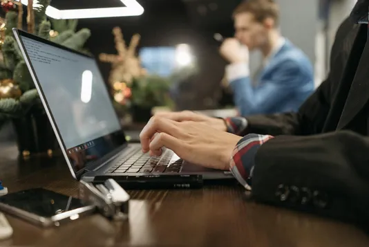 Asesores profesionales trabajando